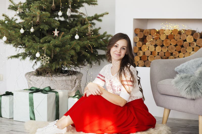 Portr?t einer Sch?nheit im Innenraum mit Weihnachtsdekorationen Gl?ckliche Frau nahe Weihnachtsbaum stockbild Portr?t einer Sch?nheit im Innenraum mit Weihnachtsdekorationen Gl?ckliche Frau nahe Weihnachtsbaum stockbild