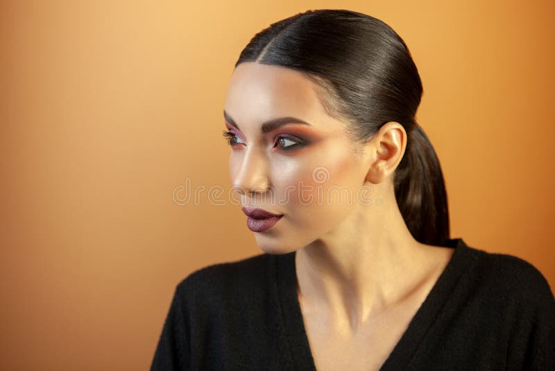 Portr?t eines M?dchens des europ?ischen asiatischen Auftrittes mit Make-up stockfoto Portr?t eines M?dchens des europ?ischen asiatischen Auftrittes mit Make-up stockfoto