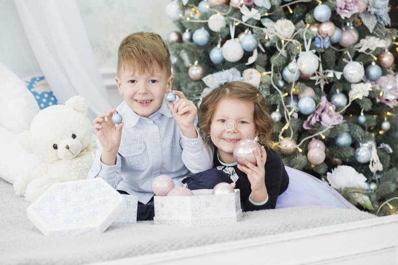 Portr? t von gl? ckliche Kinder - Junge und M? dchen Kleinkinder in den Weihnachtsdekorationen Bruder und Schwester lizenzfreie stockbilder