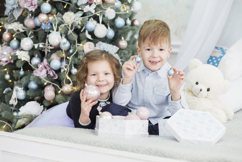 Portr? t von gl? ckliche Kinder - Junge und M? dchen Kleinkinder in den Weihnachtsdekorationen Bruder und Schwester stockfoto