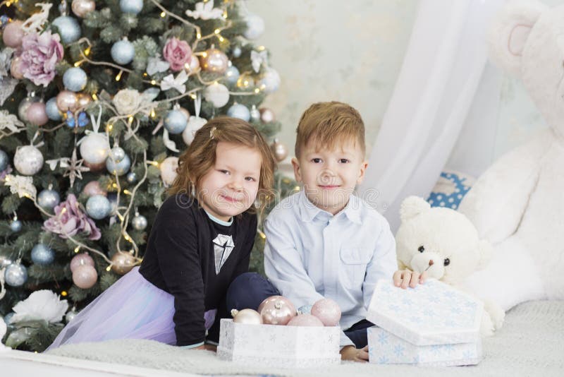 Portr? t von gl? ckliche Kinder - Junge und M? dchen Kleinkinder in den Weihnachtsdekorationen Bruder und Schwester stockbilder