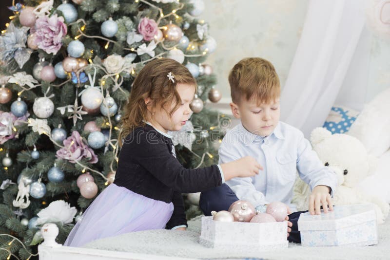 Portr? t von gl? ckliche Kinder - Junge und M? dchen Kleinkinder in den Weihnachtsdekorationen Bruder und Schwester stockbild