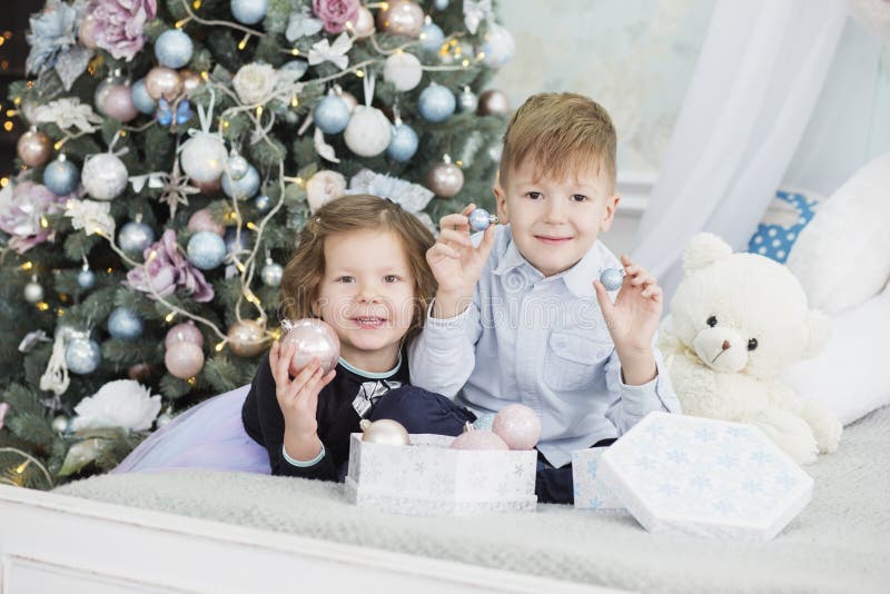 Portr? t von gl? ckliche Kinder - Junge und M? dchen Kleinkinder in den Weihnachtsdekorationen Bruder und Schwester lizenzfreies stockbild
