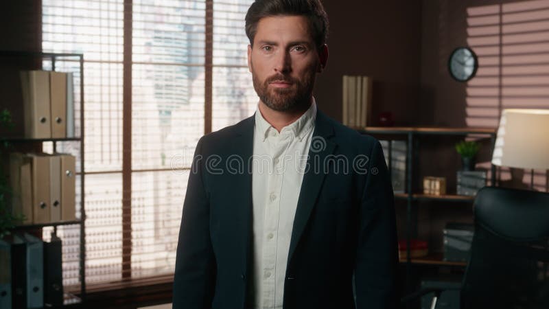 Portrait adulte moyen sérieux homme d'affaires confiant homme d'affaires homme d'affaires homme d'affaires adulte professionnel clips vidéos