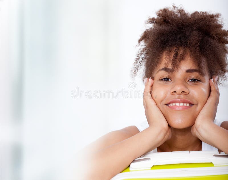 Portrait africain d'adolescente de fille de visage de plan rapproché images stock