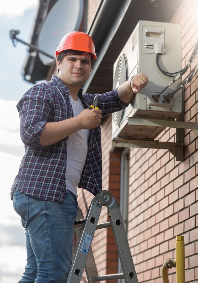 Checking Car Air Conditioning System Refrigerant Recharge, Connecting