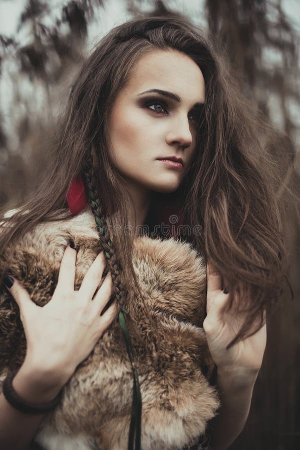 Portrait artistique de jeune belle femme dans le style indien avec photo stock Portrait artistique de jeune belle femme dans le style indien avec photo stock