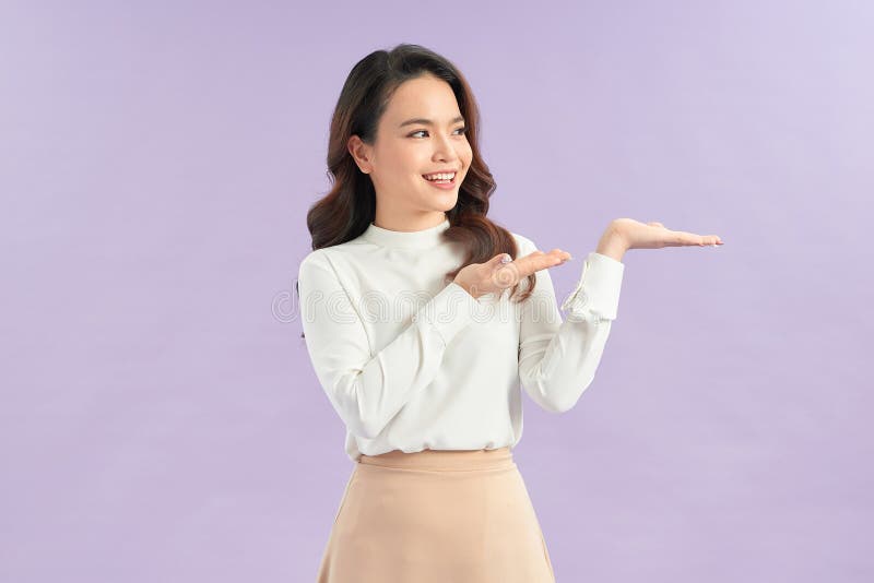 Portrait asiatique femme sourit et montre ses mains pour présenter quelque chose images libres de droits