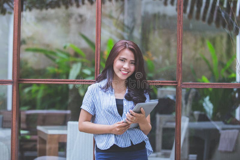 Attractive modern woman smiling with tablet royalty free stock images Attractive modern woman smiling with tablet royalty free stock images