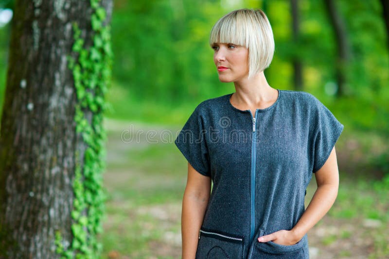 Portrait attrayant de beauté de femme dehors photographie stock Portrait attrayant de beauté de femme dehors photographie stock