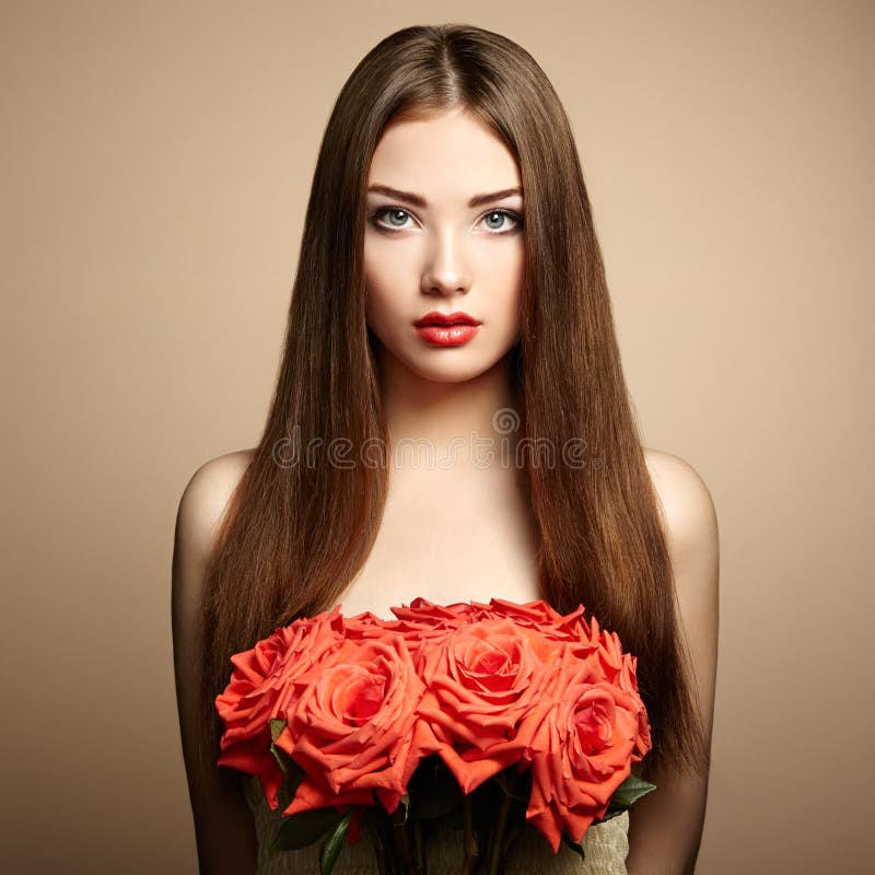Ritratto di bella donna dai capelli con fiori.