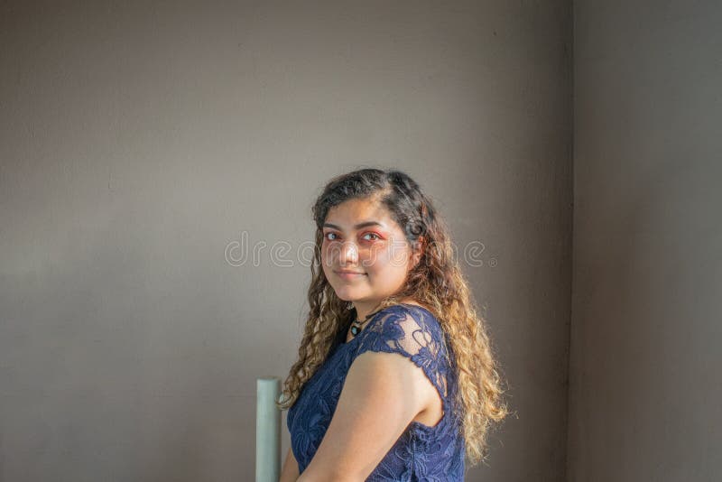 https://thumbs.dreamstime.com/b/portrait-beautiful-latin-mexican-woman-looking-camera-chubby-girl-196377105.jpg