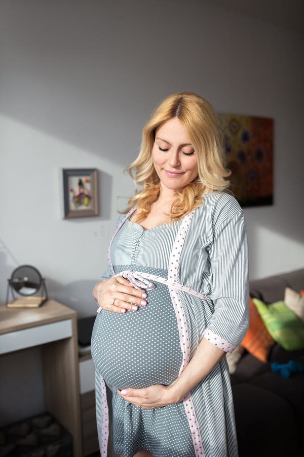 Ritratto bellissimo una donna in piedi.