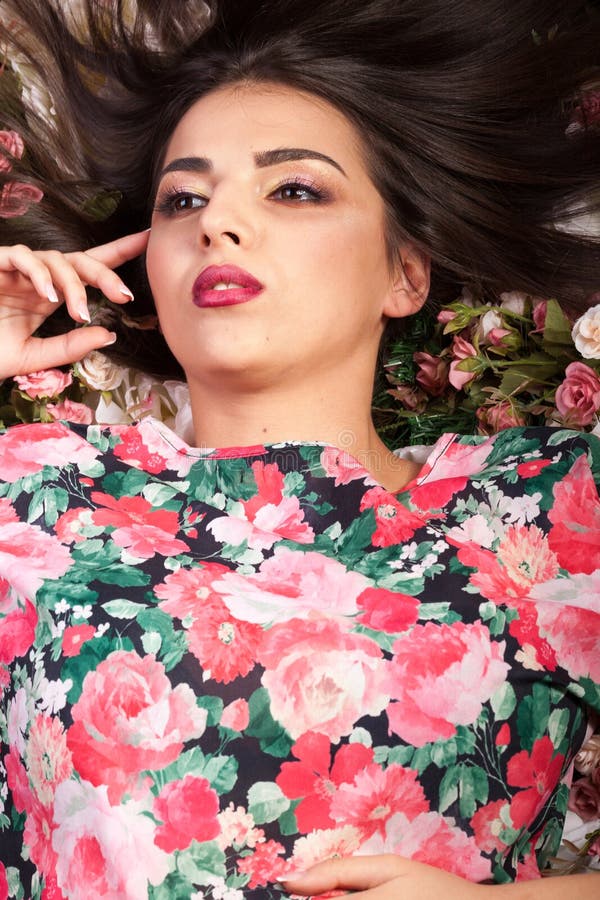 https://thumbs.dreamstime.com/b/portrait-beautiful-sensual-woman-lying-down-flowers-studio-photo-beauty-concept-floral-decoration-92039578.jpg