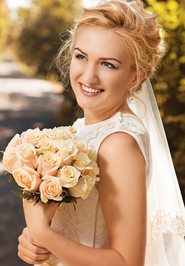 https://thumbs.dreamstime.com/b/portrait-beautiful-smiling-happy-bride-wedding-concept-59203255.jpg
