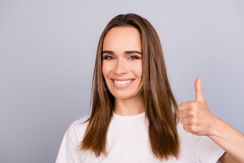 Portretul frumoasei domnișoare cu părul maro, zâmbitoare, în alb c stock photography