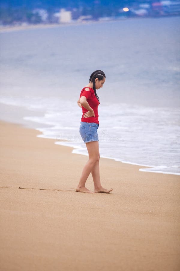 https://thumbs.dreamstime.com/b/portrait-beautiful-young-woman-beach-145789506.jpg