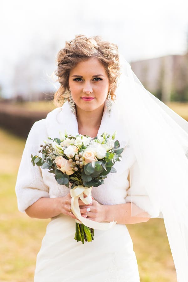 https://thumbs.dreamstime.com/b/portrait-bride-wedding-bouquet-beautiful-makeup-77212348.jpg