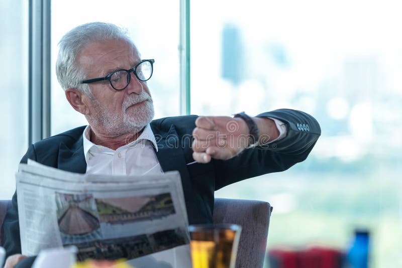 Portrait Business Partner Executive smart man sitzt und liest Zeitung im Restaurant Alte Leute Geschäftsmann sehen die Zeit und stockbilder Portrait Business Partner Executive smart man sitzt und liest Zeitung im Restaurant Alte Leute Geschäftsmann sehen die Zeit und stockbilder