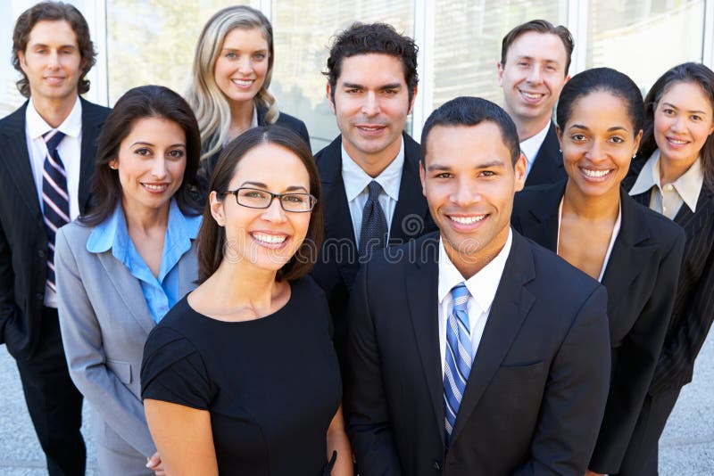 Ritratto Di Business Team, Al Di Fuori Dell'Ufficio Sorridente Alla Macchina Fotografica.