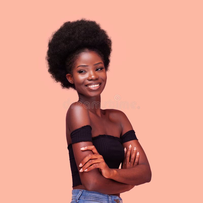 Portrait D'une Magnifique Fille Afro-américaine De Mannequin Souriant ...