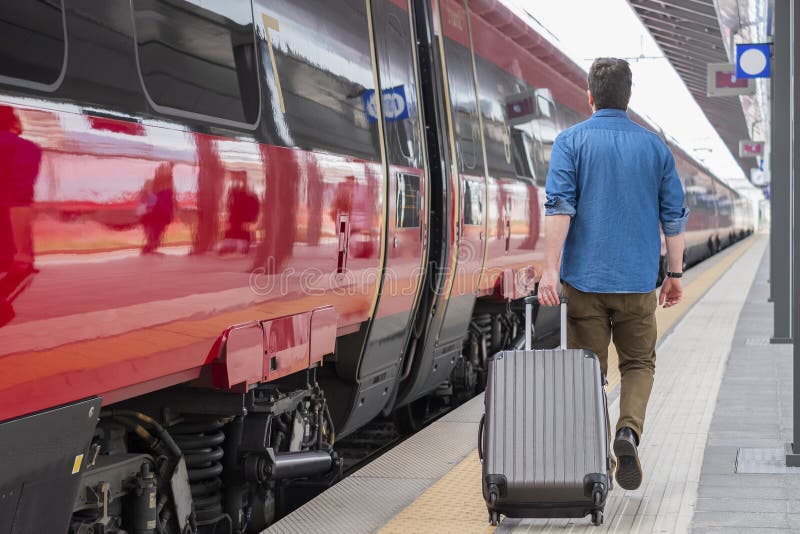 Taking a Train. Тук поезд. Train arrives to the Station. Картинка the Train arrives at. To get on a train