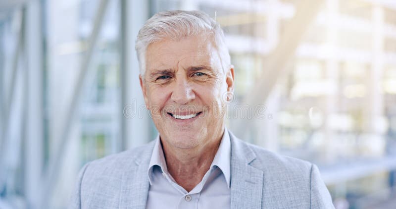 Portrait cee und Senior Mann im Büro in Unternehmen oder am Arbeitsplatz mit Lächeln. Gesichtspunkt und lizenzfreies stockfoto