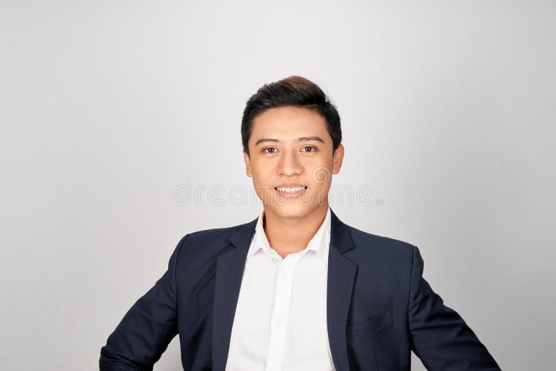 Portrait charmanter junger Geschäftsmann Attraktiver asiatischer Kerl sieht zuversichtlich aus lizenzfreies stockfoto Portrait charmanter junger Geschäftsmann Attraktiver asiatischer Kerl sieht zuversichtlich aus lizenzfreies stockfoto