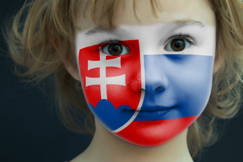 Portrét dítěte s malovanou slovenskou vlajkou