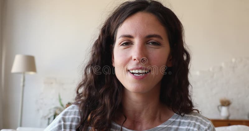 Portrait closeup belle femme hispanique parler en vidéoconférence banque de vidéos