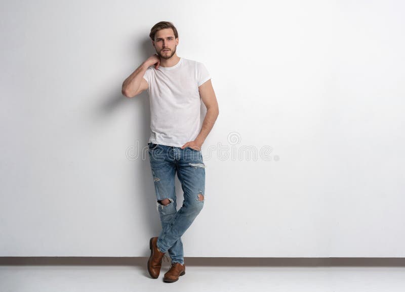 Portrait complet de studio de jeune homme occasionnel dans les jeans et la chemise. Isolé sur le fond blanc. image stock