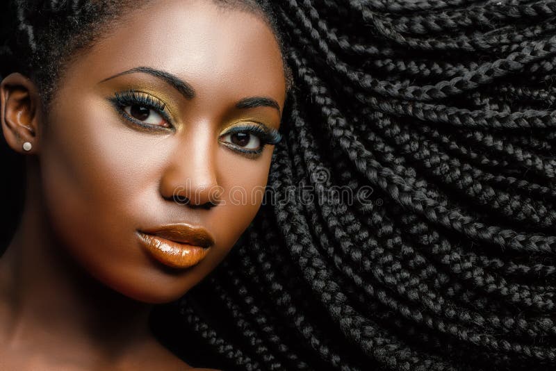 Portrait cosmétique africain de femme montrant la coiffure tressée image libre de droits