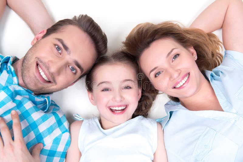 Portrait courbe de jeune famille de sourire heureuse caucasienne image libre de droits
