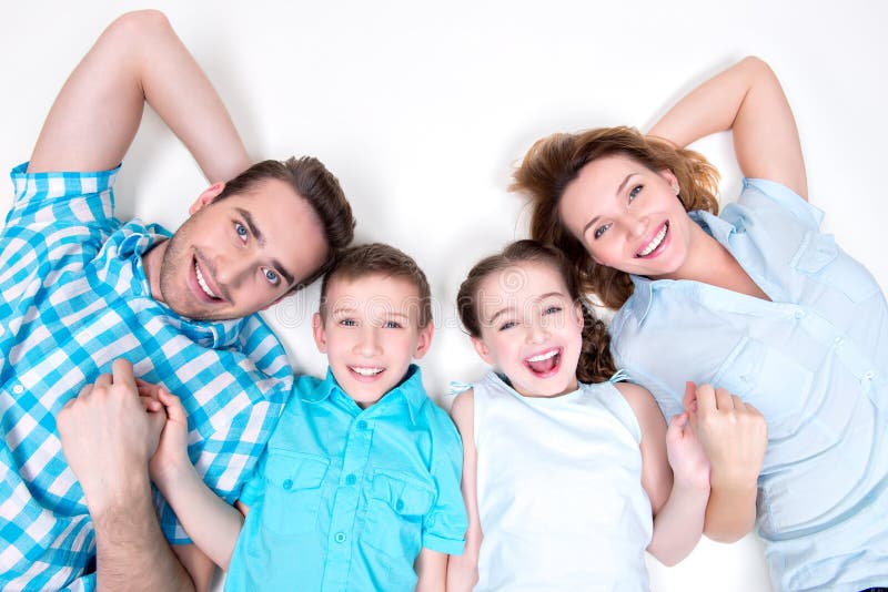 Portrait courbe de jeune famille de sourire heureuse caucasienne images libres de droits