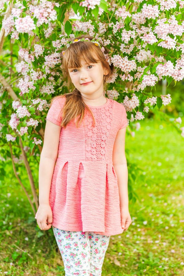 https://thumbs.dreamstime.com/b/portrait-cute-little-girl-outdoor-nice-sunny-day-wearing-coral-dress-printed-leggings-47533690.jpg