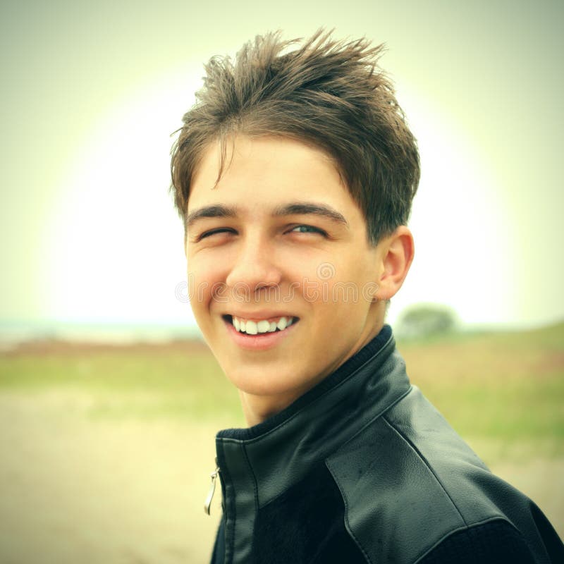 Portrait d'adolescent extérieur images stock