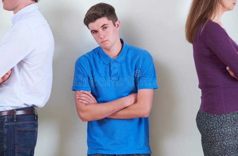 Portrait d'adolescent se tenant entre les parents qui sont Ignorin photo libre de droits