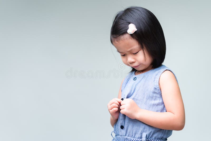 petit enfant asiatique mignon s'exerce à jouer du ukulélé. les enfants  apprennent la musique en cours. sur fond blanc de studio. 3679180 Photo de  stock chez Vecteezy