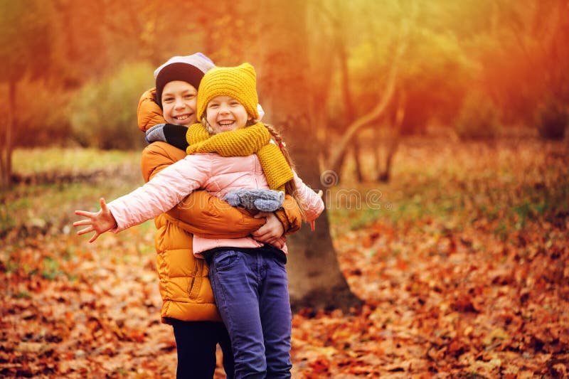 Portrait d'automne de jouer heureux d'enfants extérieur en parc image stock Portrait d'automne de jouer heureux d'enfants extérieur en parc image stock