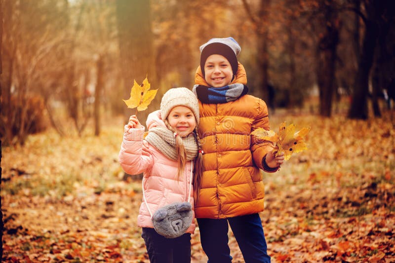 Portrait d'automne de jouer heureux d'enfants extérieur en parc photo stock Portrait d'automne de jouer heureux d'enfants extérieur en parc photo stock