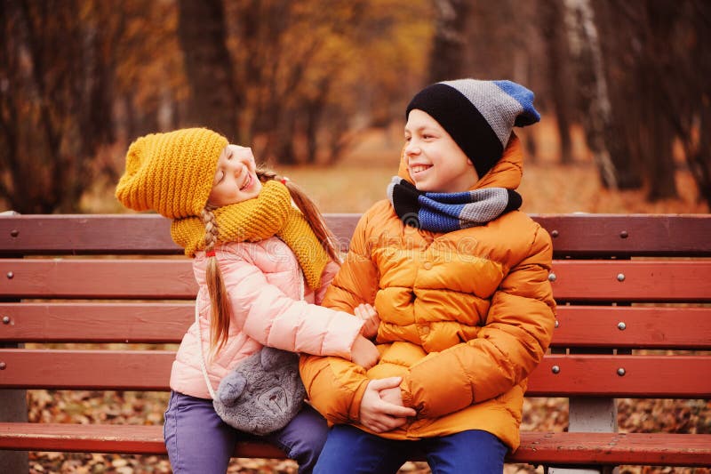 Portrait d'automne des enfants, du frère et de la soeur heureux photo libre de droits Portrait d'automne des enfants, du frère et de la soeur heureux photo libre de droits