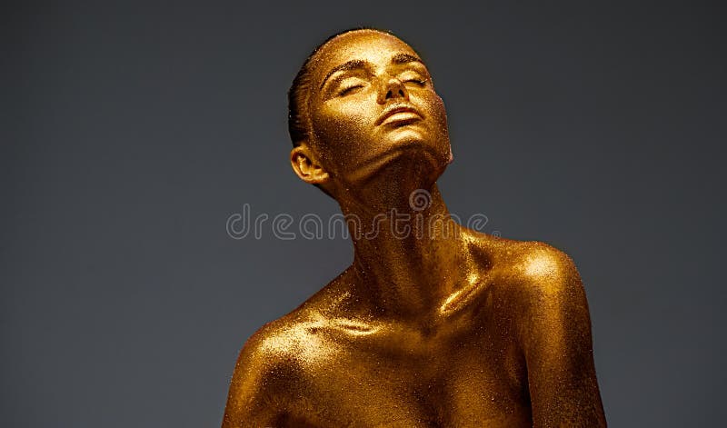 Portrait d'or de femme de beauté de peau Fille de mode avec le maquillage d'or de vacances Corps art photos libres de droits