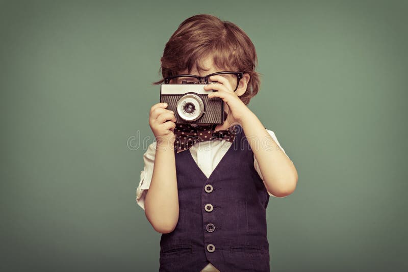 Portrait Enfant : Garçon Photographe Tenant Une Caméra Instantanée Image  stock - Image du soufflet, occasionnel: 245146687