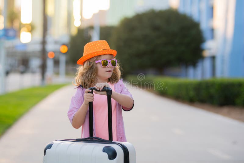 Portrait d'enfant moderne souriant garçon avec valises de bagages en vacances. vie des enfants. rêve de voyage images libres de droits