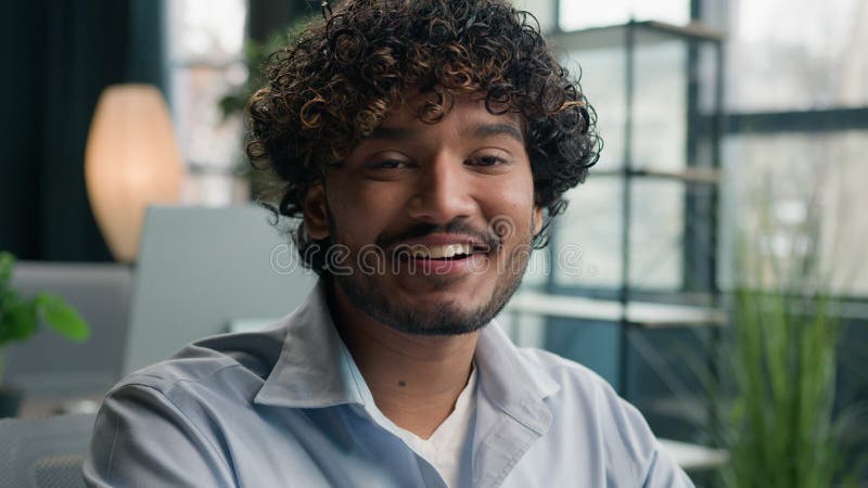 Portrait d'entreprise de arabian indian hispanic homme d'affaires heureux sourire gen z gars télétravail ordinateur travail au bur banque de vidéos
