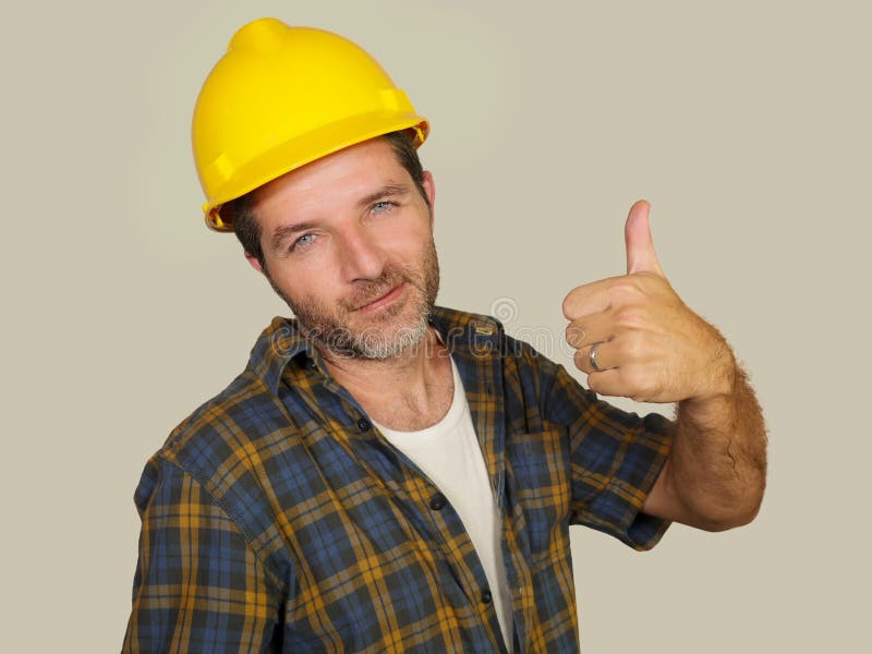 Portrait d'entreprise d'homme attirant et heureux de travailleur de la construction - de constructeur dans le casque de sécurité image libre de droits Portrait d'entreprise d'homme attirant et heureux de travailleur de la construction - de constructeur dans le casque de sécurité image libre de droits