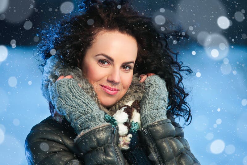 Portrait d'hiver de beauté de jeune femme attirante au-dessus de fond neigeux de Noël photographie stock libre de droits Portrait d'hiver de beauté de jeune femme attirante au-dessus de fond neigeux de Noël photographie stock libre de droits