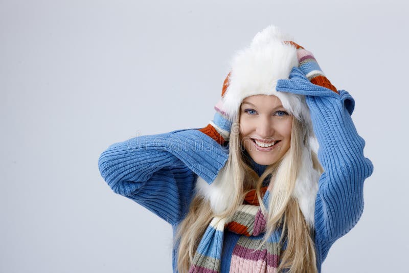 Portrait d'hiver de femme blonde photographie stock Portrait d'hiver de femme blonde photographie stock