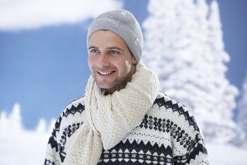 Portrait d'hiver de jeune homme heureux image libre de droits Portrait d'hiver de jeune homme heureux image libre de droits