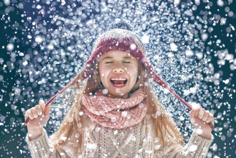 Portrait d'hiver de petite fille photos stock Portrait d'hiver de petite fille photos stock